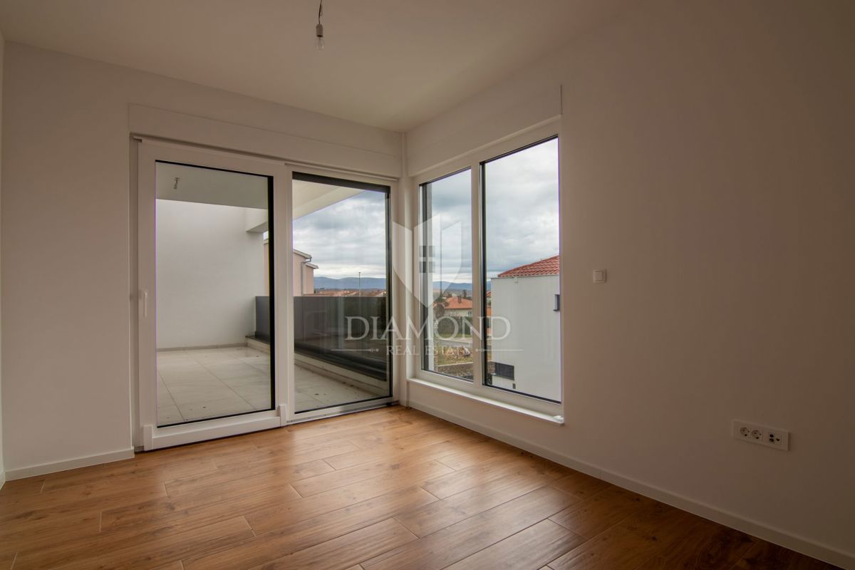 Casa bifamiliare con piscina