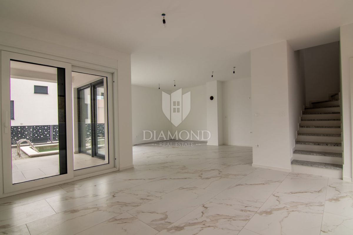 Casa bifamiliare con piscina