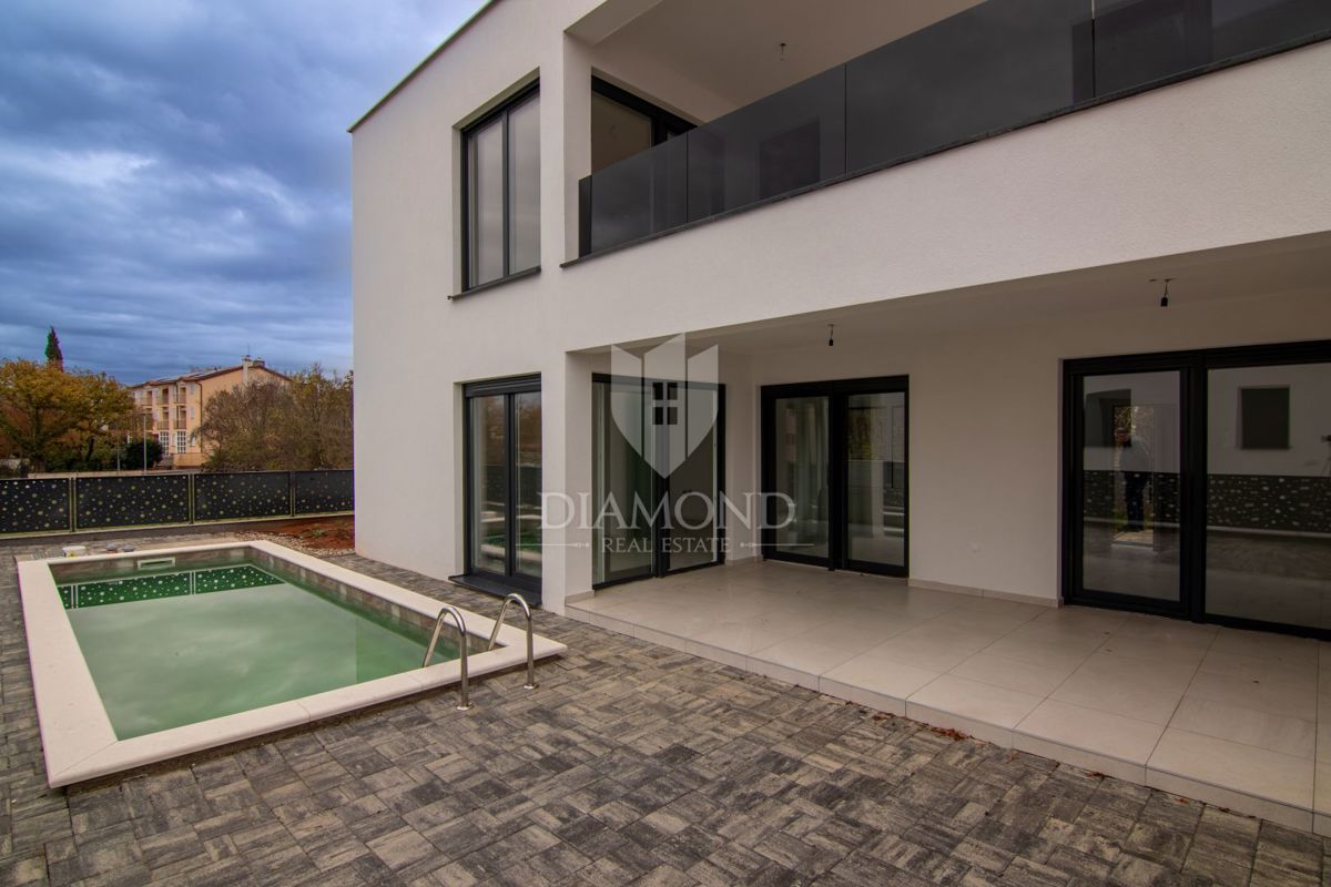 Casa bifamiliare con piscina