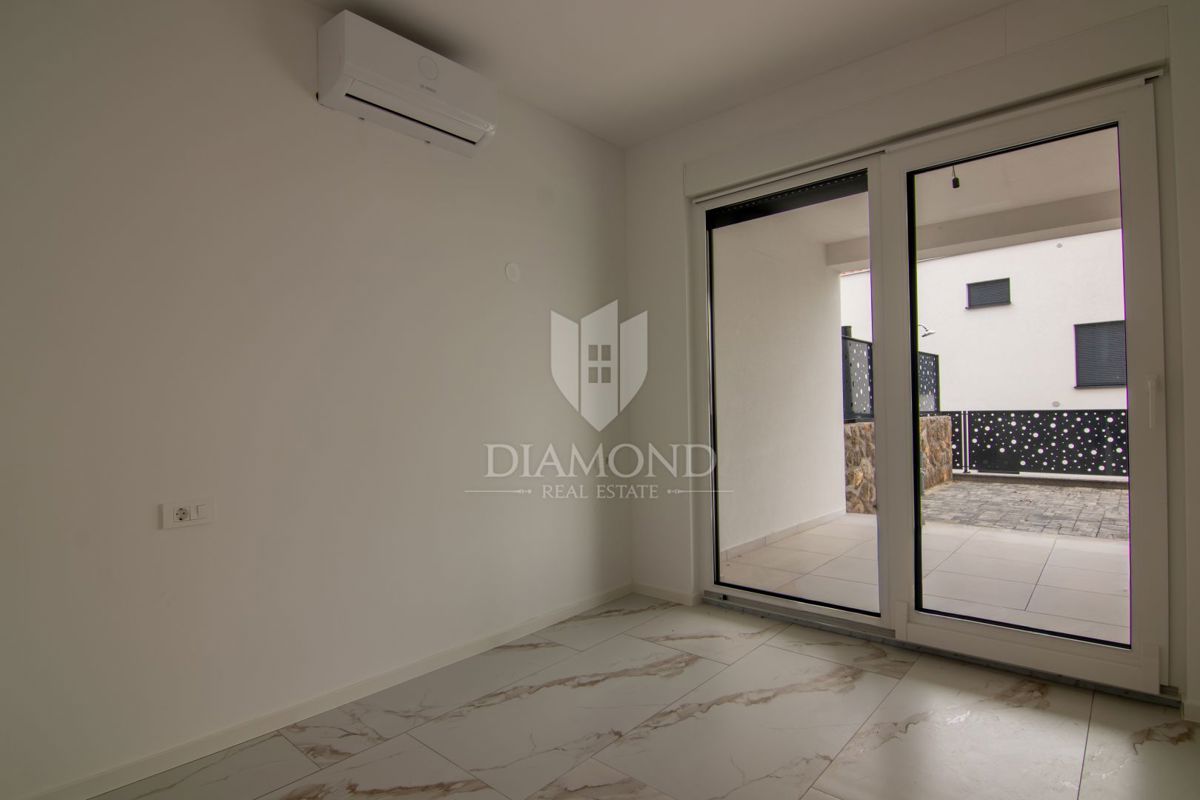 Casa bifamiliare con piscina