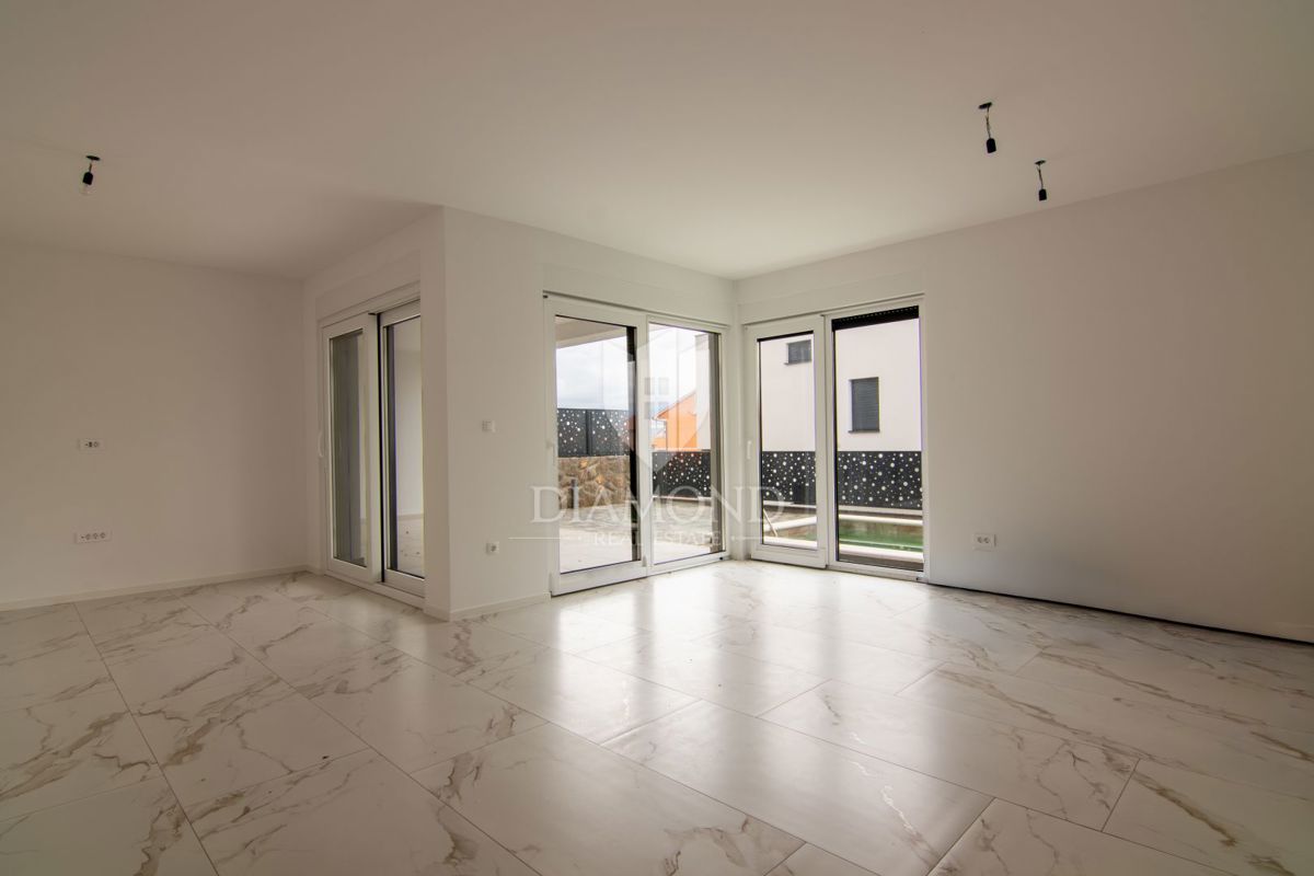 Casa bifamiliare con piscina