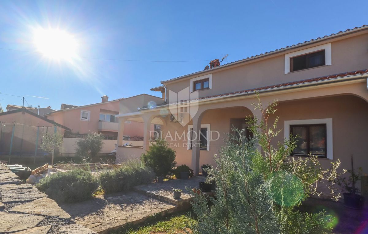 Casa con piscina nei dintorni di Pola, 2 unità abitative + garage + taverna