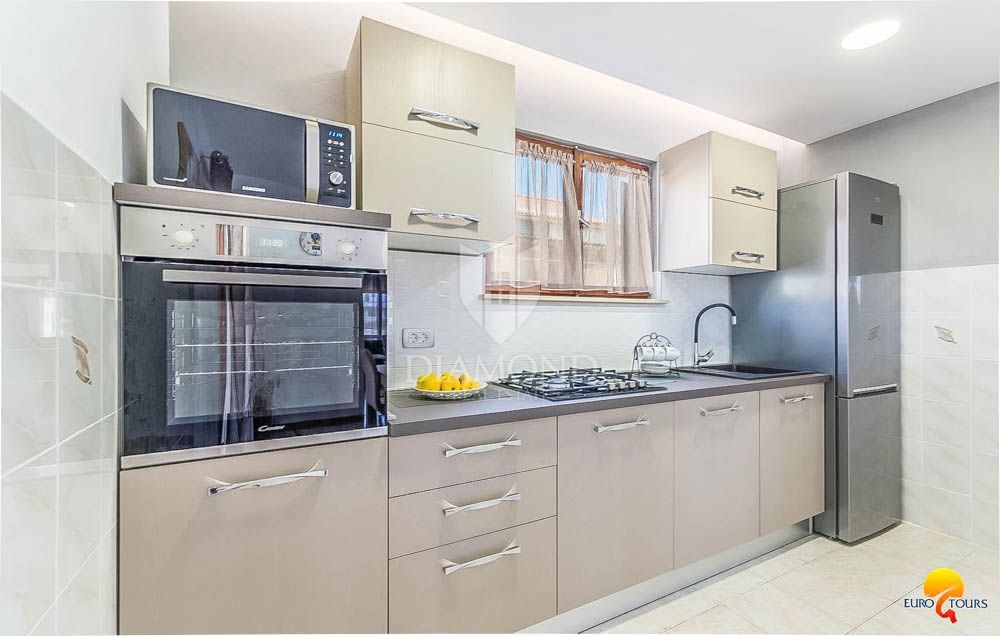 Casa con piscina nei dintorni di Pola, 2 unità abitative + garage + taverna