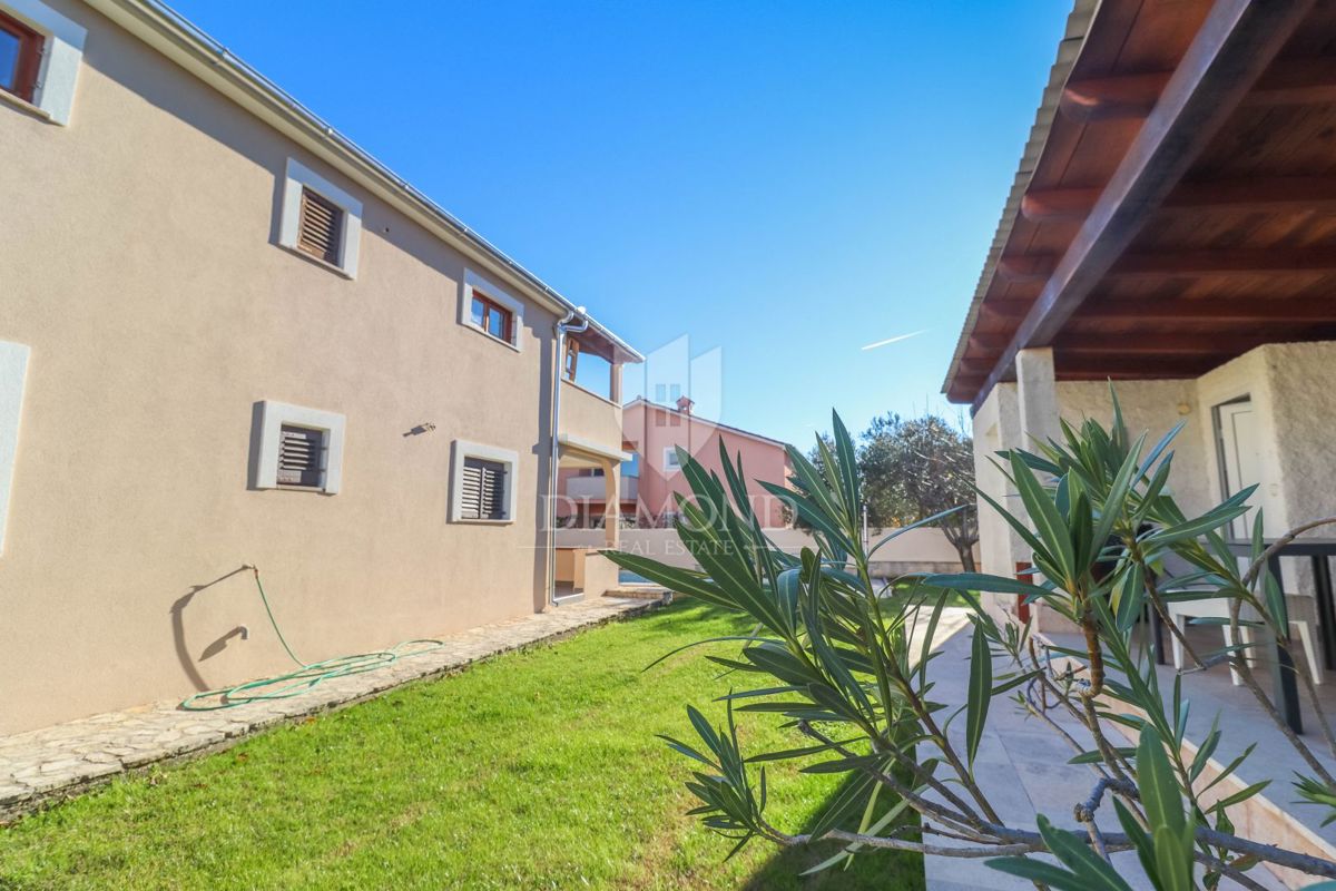 Casa con piscina nei dintorni di Pola, 2 unità abitative + garage + taverna