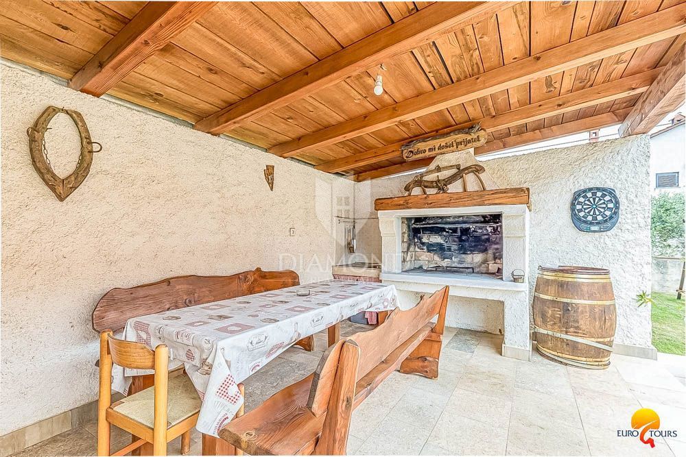 Casa con piscina nei dintorni di Pola, 2 unità abitative + garage + taverna