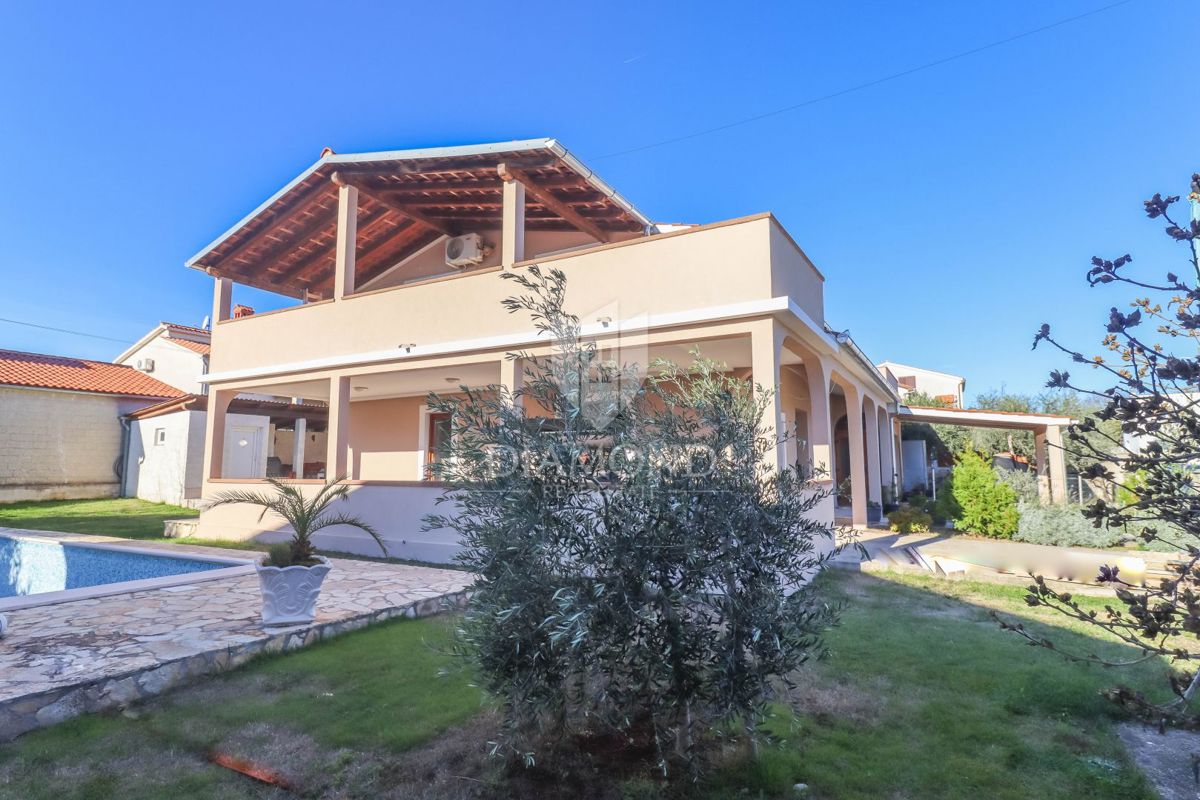 Casa con piscina nei dintorni di Pola, 2 unità abitative + garage + taverna