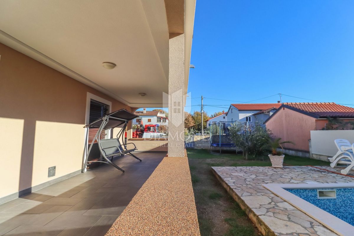 Casa con piscina nei dintorni di Pola, 2 unità abitative + garage + taverna