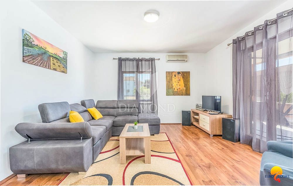 Casa con piscina nei dintorni di Pola, 2 unità abitative + garage + taverna