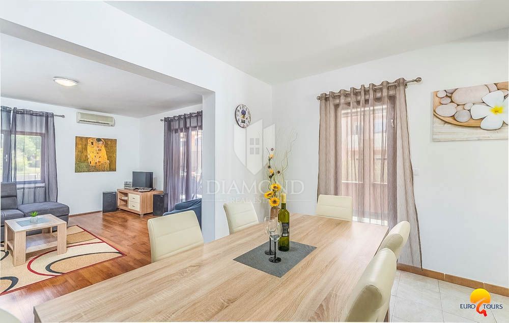 Casa con piscina nei dintorni di Pola, 2 unità abitative + garage + taverna