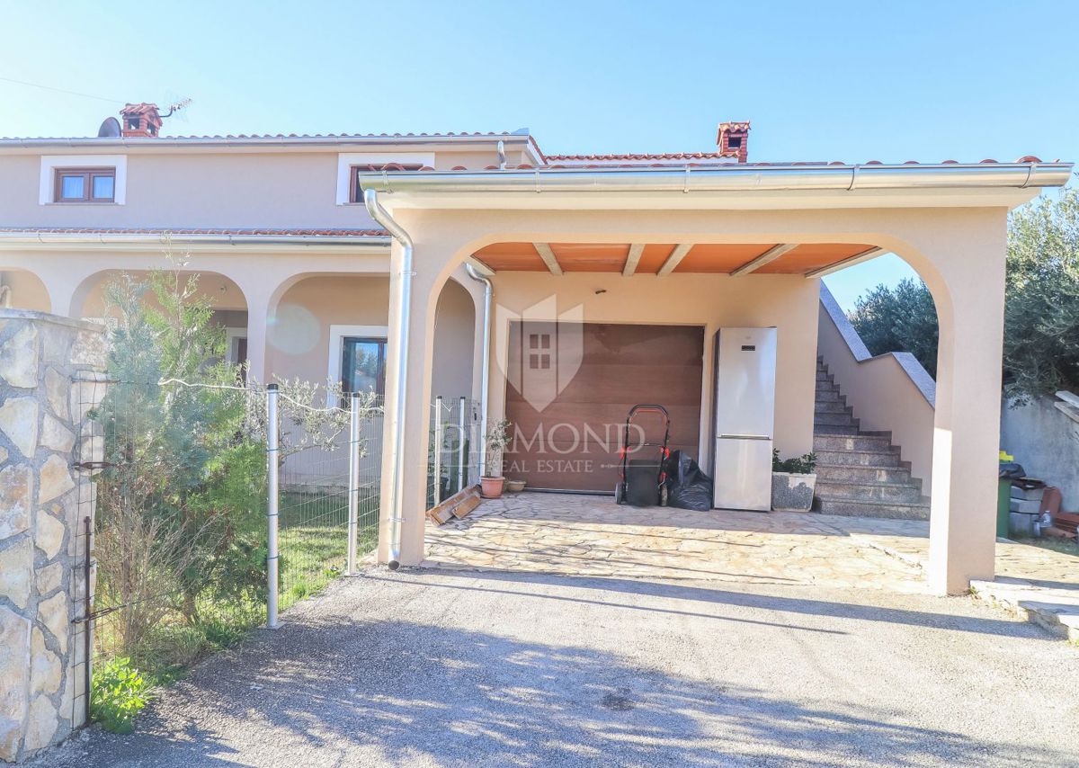 Casa con piscina nei dintorni di Pola, 2 unità abitative + garage + taverna