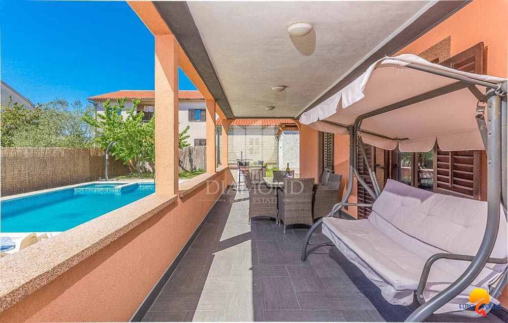 Casa con piscina nei dintorni di Pola, 2 unità abitative + garage + taverna