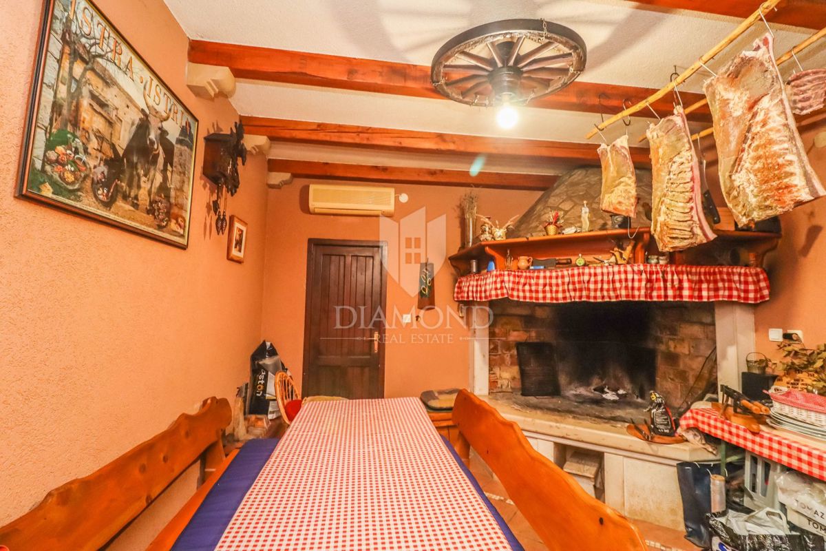 Casa con piscina nei dintorni di Pola, 2 unità abitative + garage + taverna
