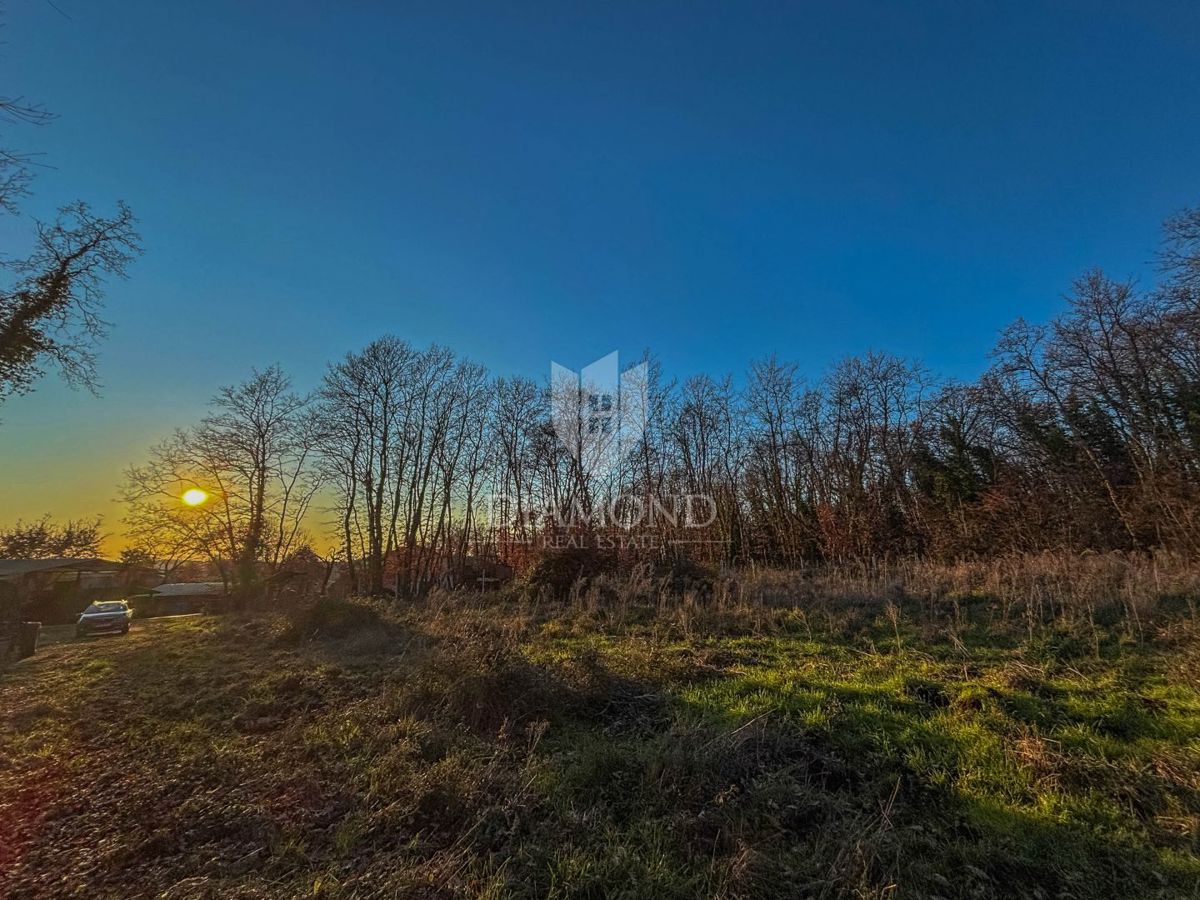 Umago, opportunità! Terreno con permesso di costruire!