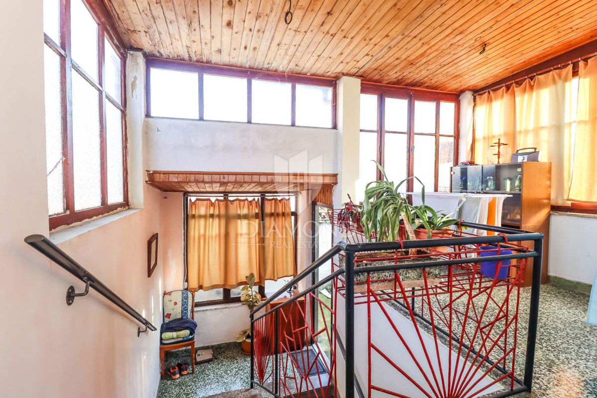 Centro di Pola: casa con cortile privato