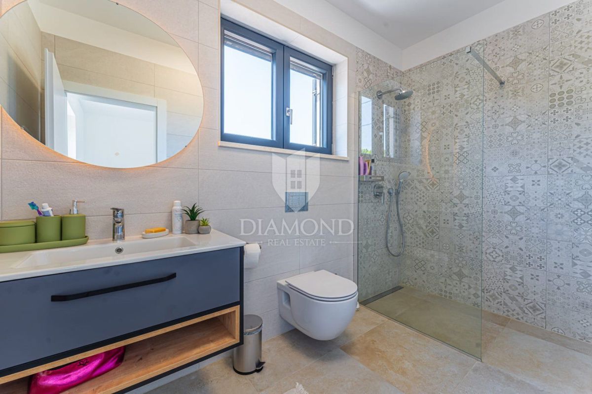 Nuova casa con piscina, zona di Labin