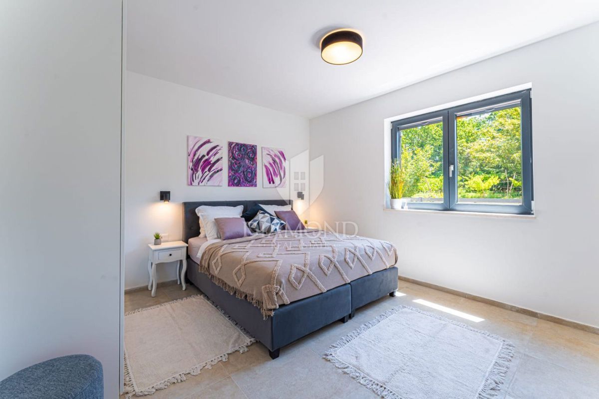 Nuova casa con piscina, zona di Labin