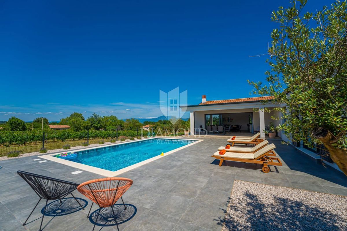 Nuova casa con piscina, zona di Labin