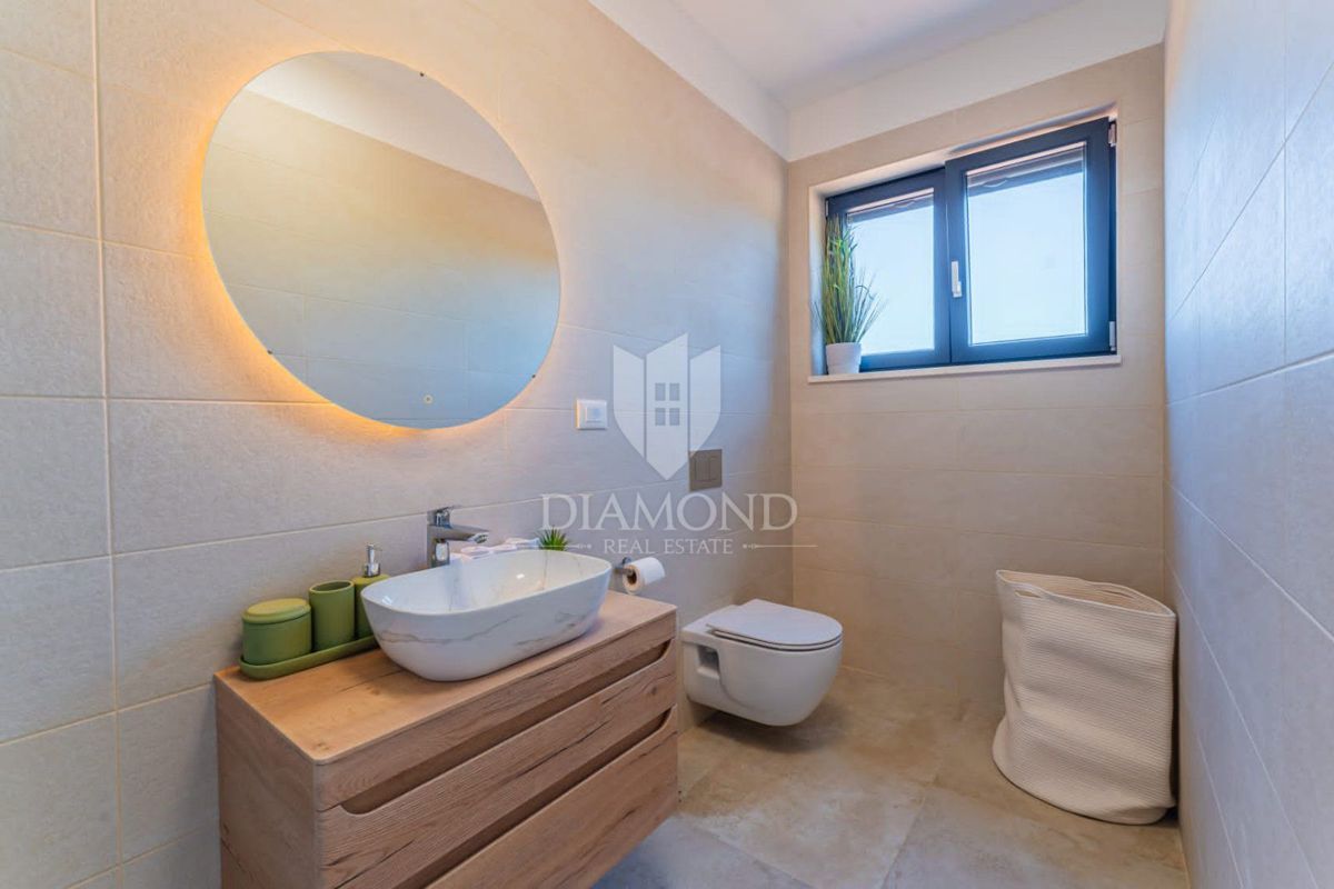 Nuova casa con piscina, zona di Labin