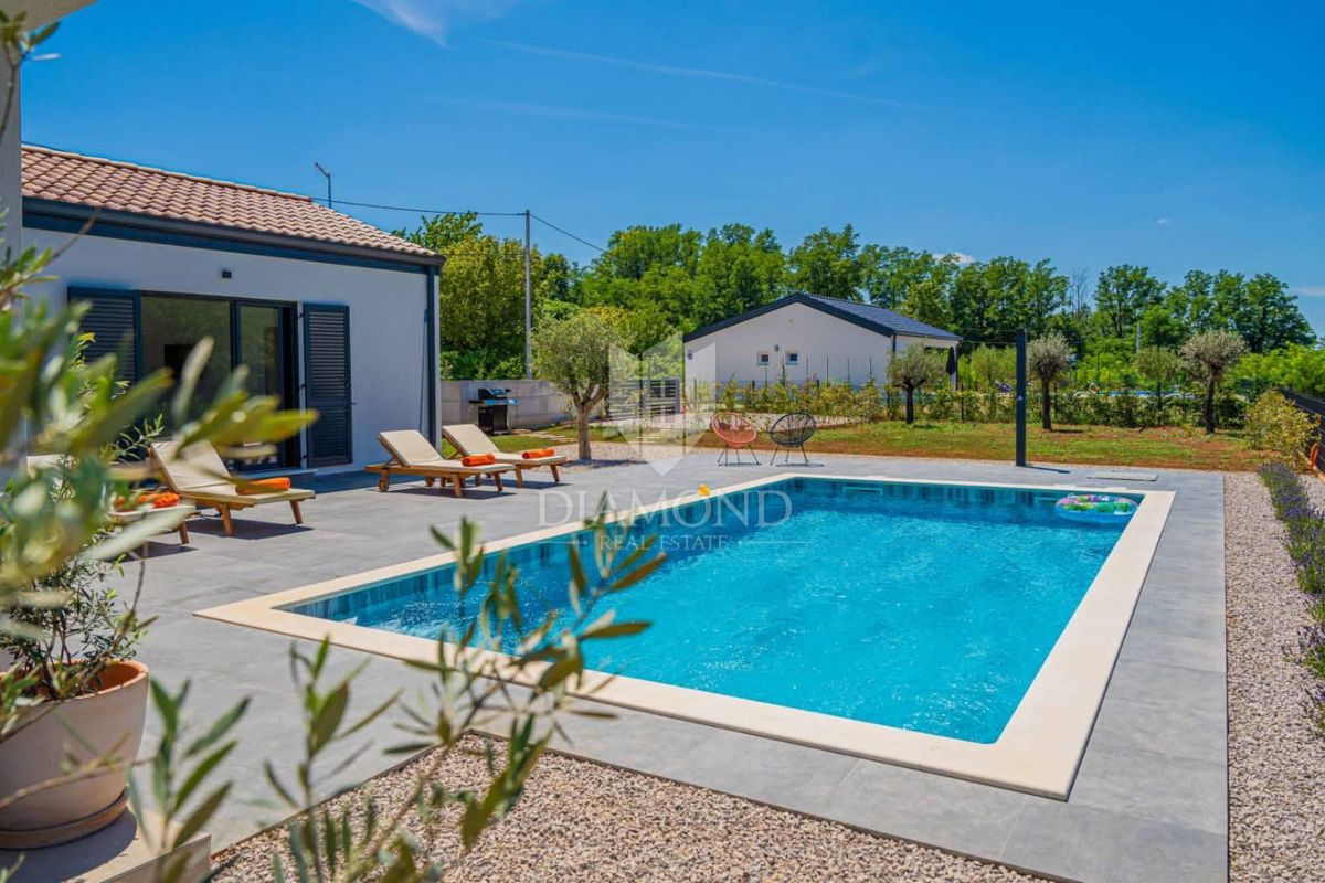 Nuova casa con piscina, zona di Labin
