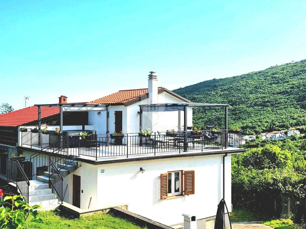 Brseč, casa bifamiliare, ristrutturata