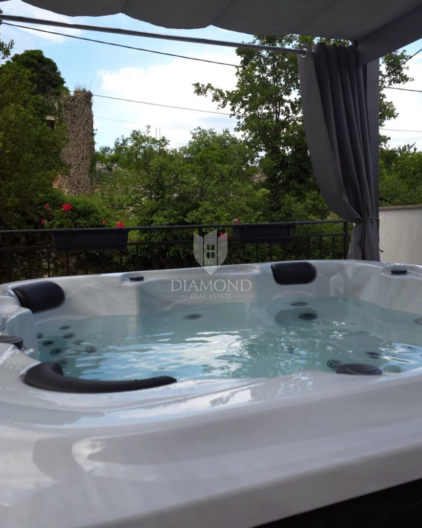 Brseč, casa bifamiliare, ristrutturata