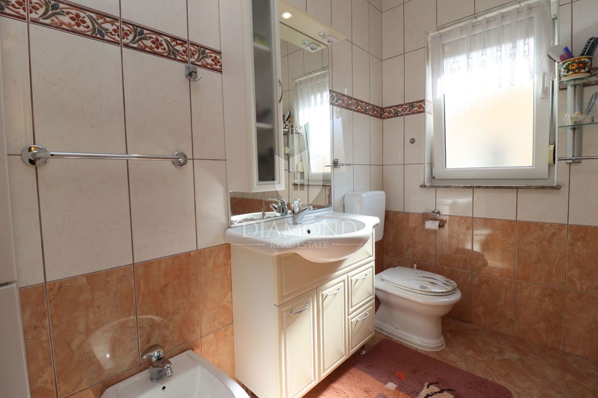 Parenzo, casa di famiglia a schiera con taverna