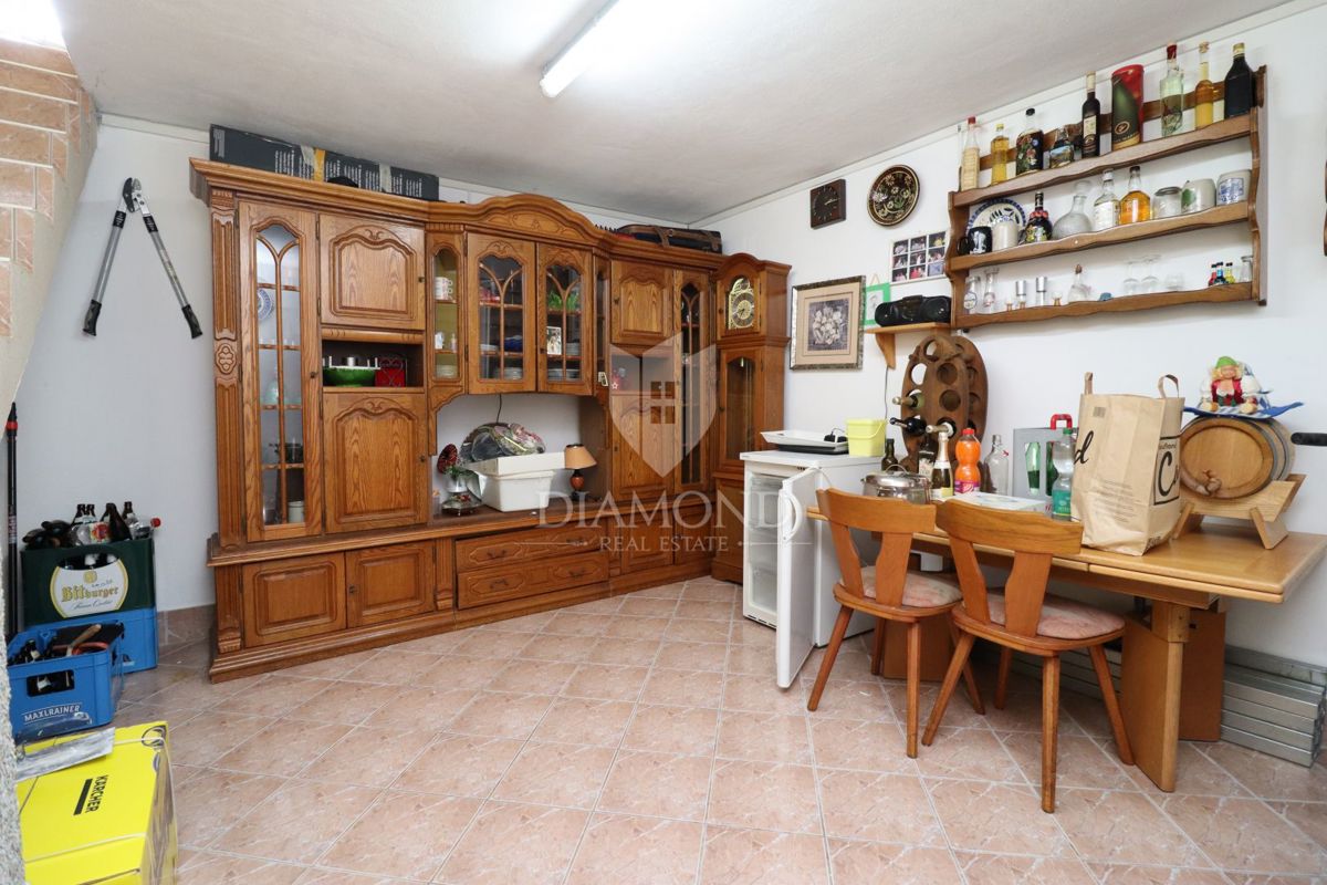 Parenzo, casa di famiglia a schiera con taverna