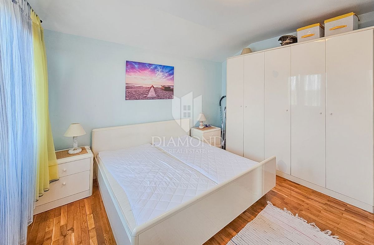 Novigrad, appartamento con vista mare a 200 metri dalla spiaggia!