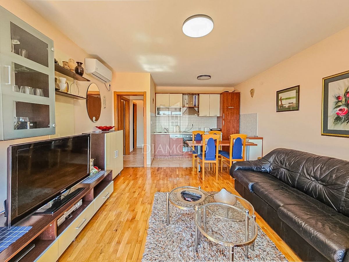 Novigrad, appartamento con vista mare a 200 metri dalla spiaggia!