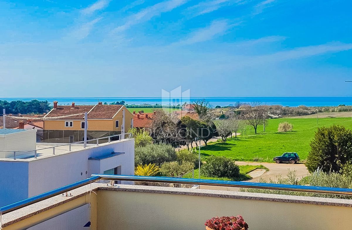 Novigrad, appartamento con vista mare a 200 metri dalla spiaggia!