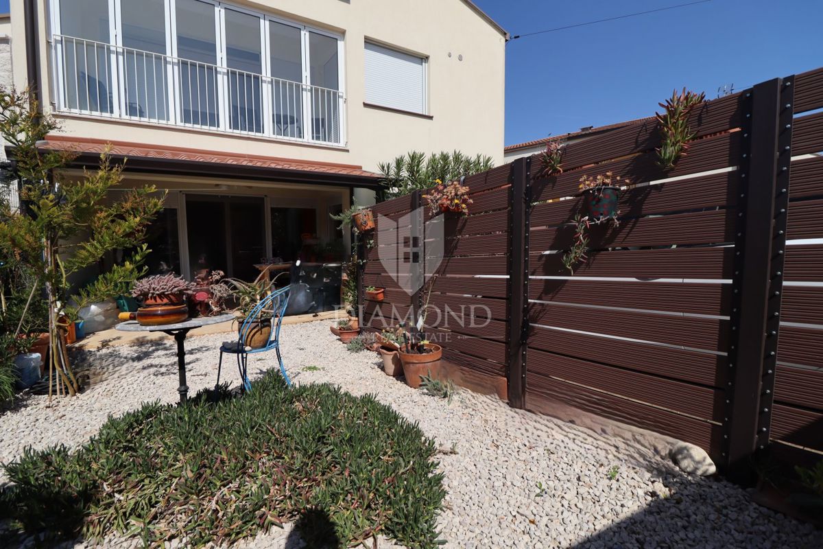 Nuova costruzione! Appartamento trilocale al piano terra con ampio giardino e parcheggio. A 1 km dal mare, nel centro del paese.