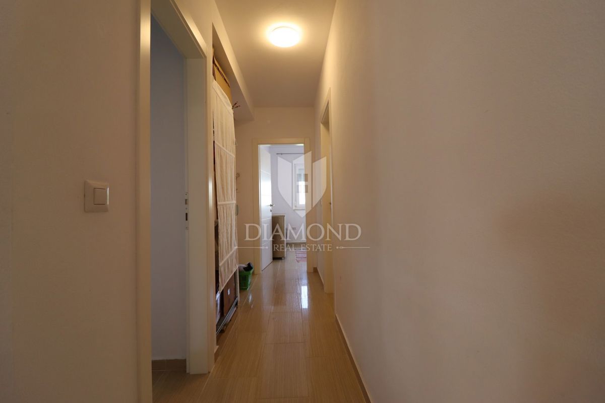 Nuova costruzione! Appartamento trilocale al piano terra con ampio giardino e parcheggio. A 1 km dal mare, nel centro del paese.