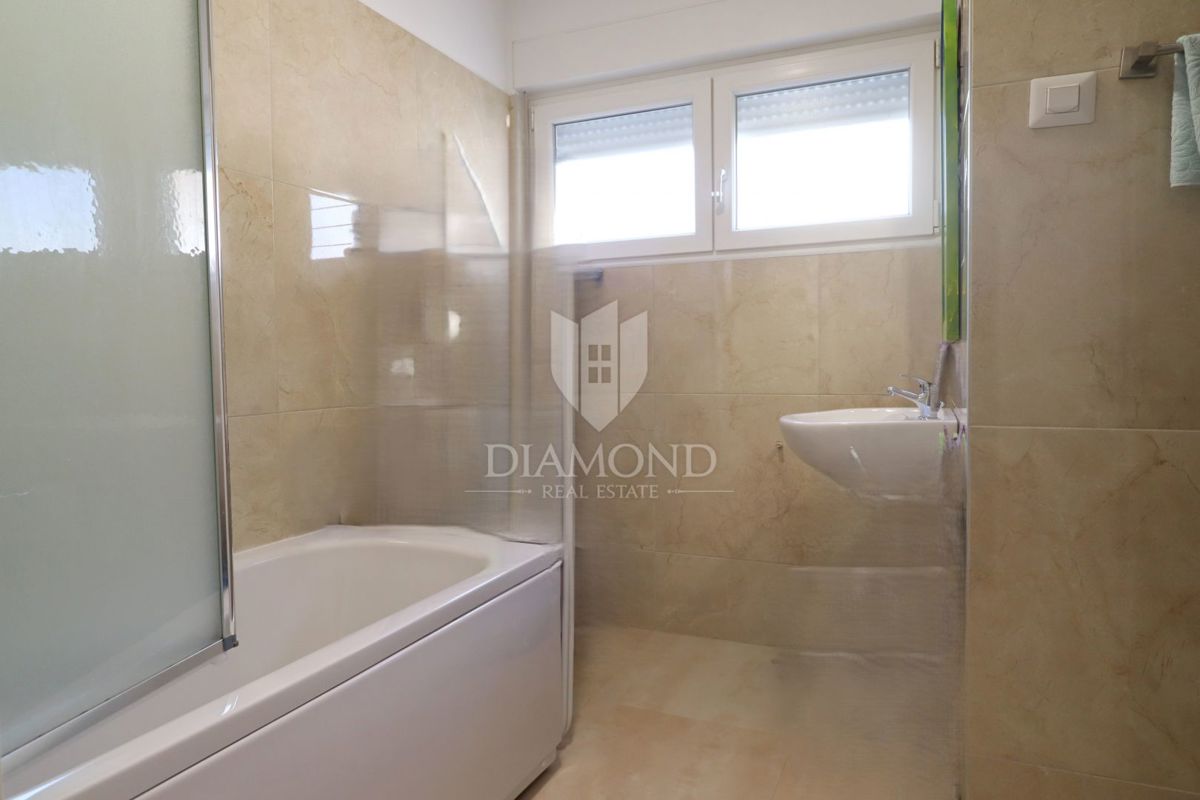 Nuova costruzione! Appartamento trilocale al piano terra con ampio giardino e parcheggio. A 1 km dal mare, nel centro del paese.