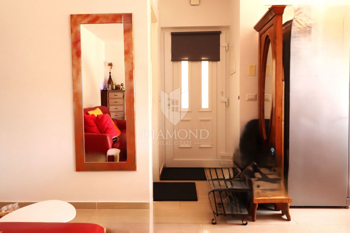 Nuova costruzione! Appartamento trilocale al piano terra con ampio giardino e parcheggio. A 1 km dal mare, nel centro del paese.