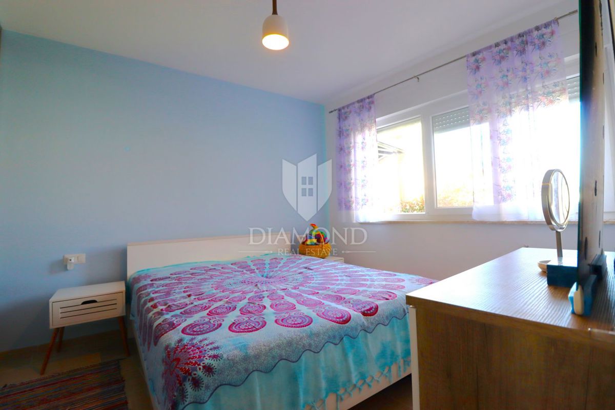 Nuova costruzione! Appartamento trilocale al piano terra con ampio giardino e parcheggio. A 1 km dal mare, nel centro del paese.