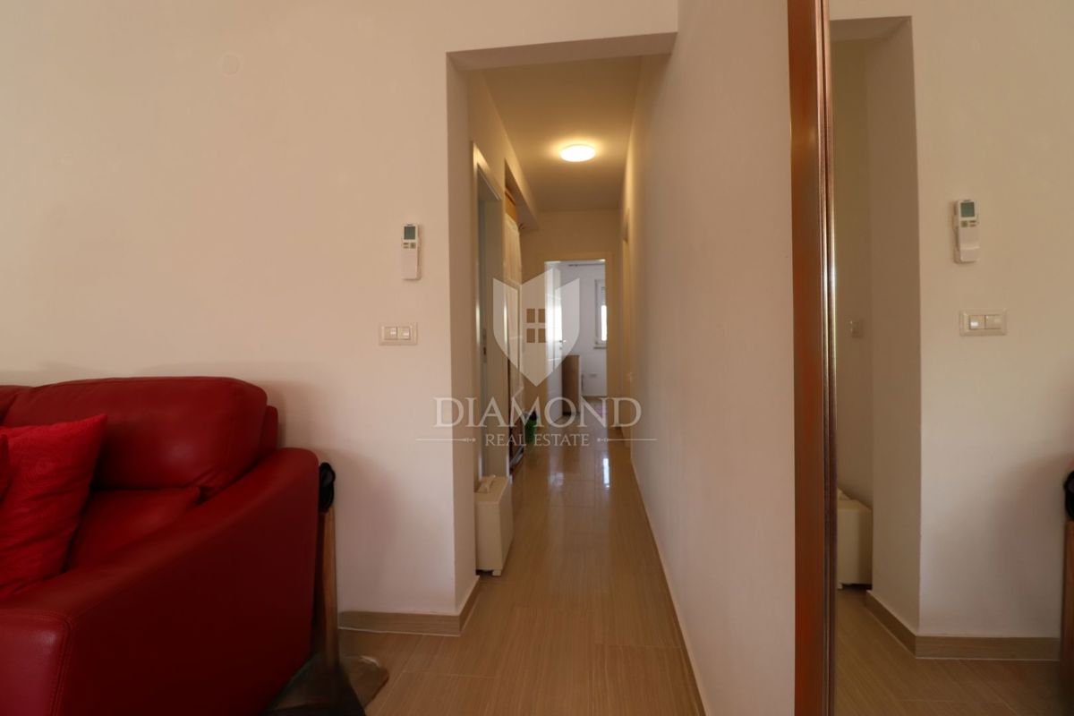 Nuova costruzione! Appartamento trilocale al piano terra con ampio giardino e parcheggio. A 1 km dal mare, nel centro del paese.