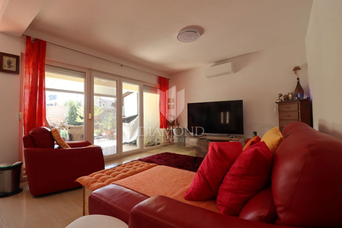 Nuova costruzione! Appartamento trilocale al piano terra con ampio giardino e parcheggio. A 1 km dal mare, nel centro del paese.