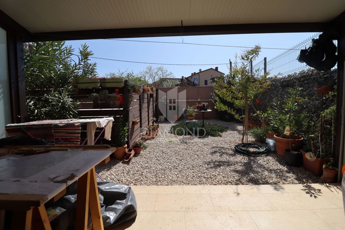 Nuova costruzione! Appartamento trilocale al piano terra con ampio giardino e parcheggio. A 1 km dal mare, nel centro del paese.