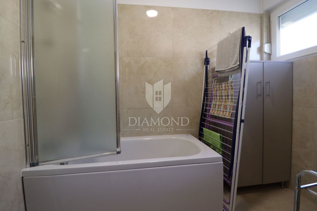 Nuova costruzione! Appartamento trilocale al piano terra con ampio giardino e parcheggio. A 1 km dal mare, nel centro del paese.