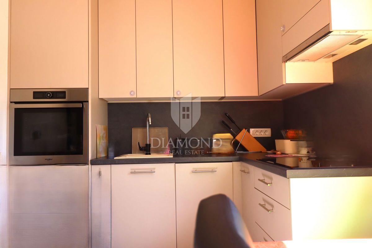 Nuova costruzione! Appartamento trilocale al piano terra con ampio giardino e parcheggio. A 1 km dal mare, nel centro del paese.