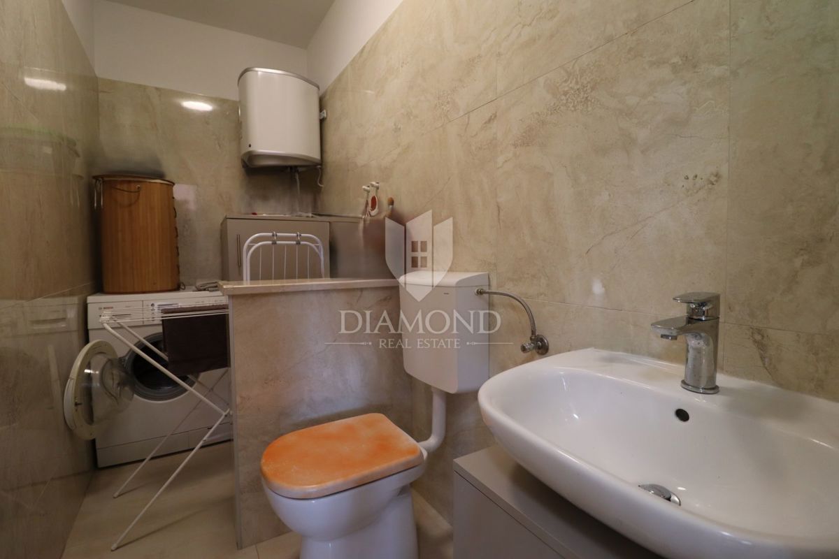 Nuova costruzione! Appartamento trilocale al piano terra con ampio giardino e parcheggio. A 1 km dal mare, nel centro del paese.