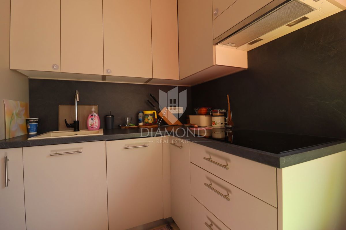 Nuova costruzione! Appartamento trilocale al piano terra con ampio giardino e parcheggio. A 1 km dal mare, nel centro del paese.