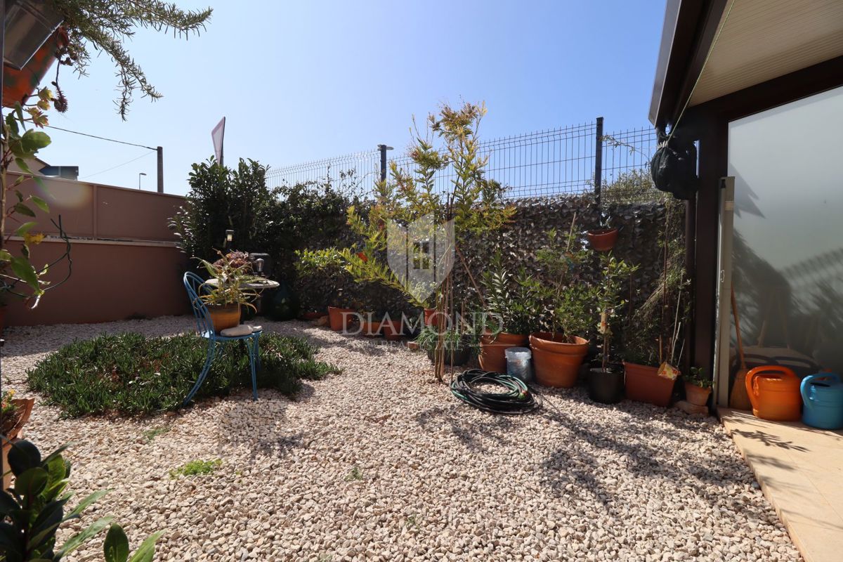 Nuova costruzione! Appartamento trilocale al piano terra con ampio giardino e parcheggio. A 1 km dal mare, nel centro del paese.