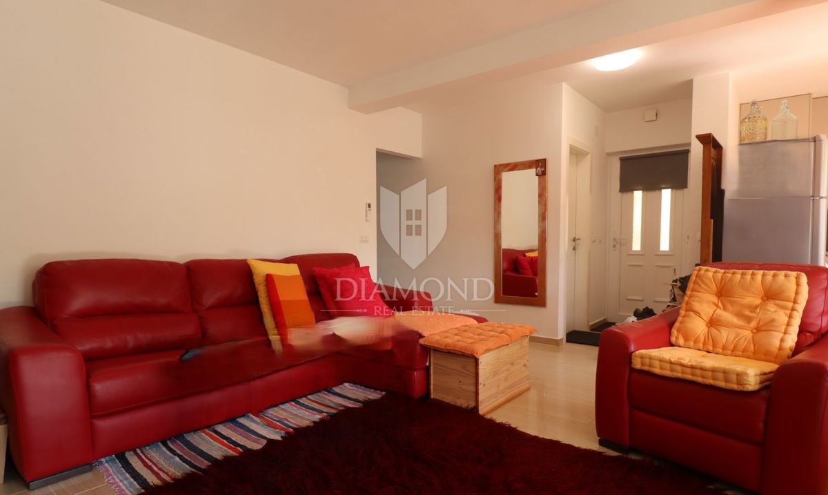 Nuova costruzione! Appartamento trilocale al piano terra con ampio giardino e parcheggio. A 1 km dal mare, nel centro del paese.