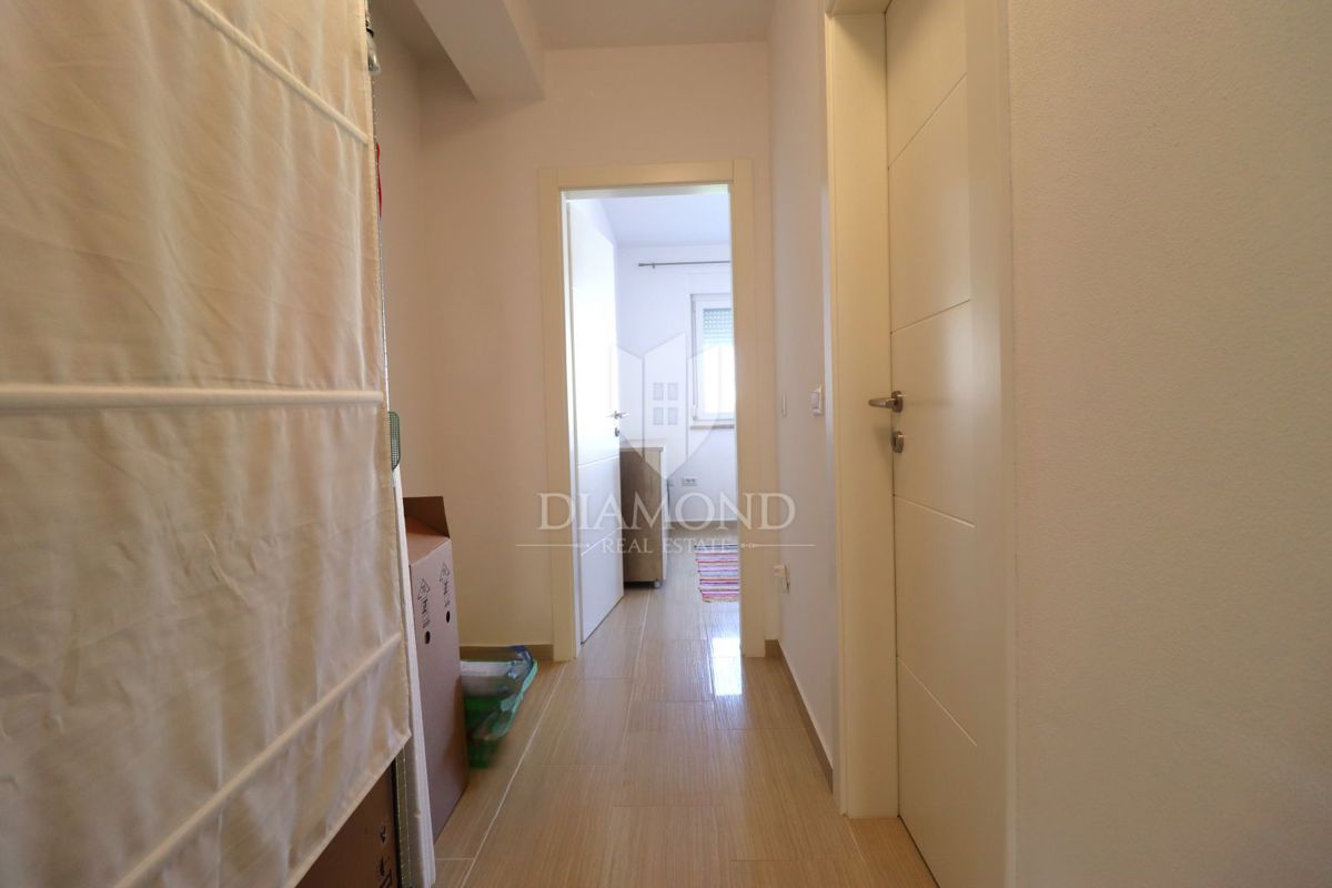 Nuova costruzione! Appartamento trilocale al piano terra con ampio giardino e parcheggio. A 1 km dal mare, nel centro del paese.