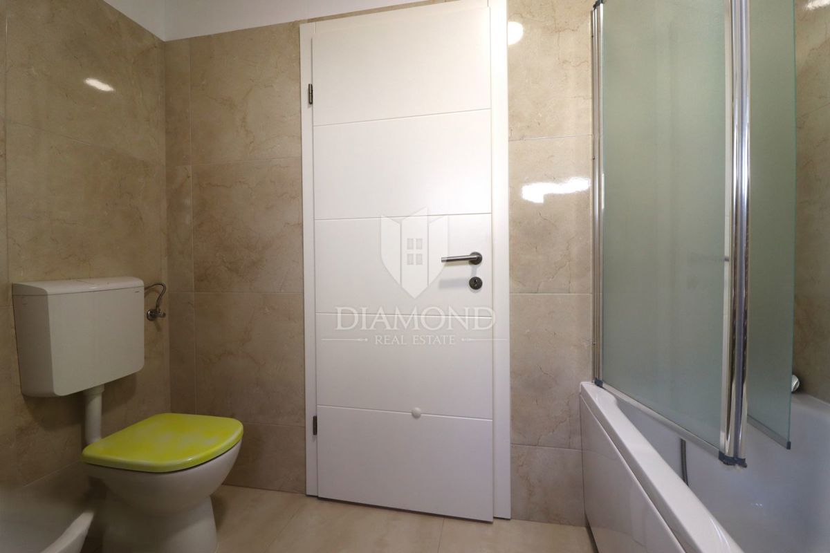 Nuova costruzione! Appartamento trilocale al piano terra con ampio giardino e parcheggio. A 1 km dal mare, nel centro del paese.