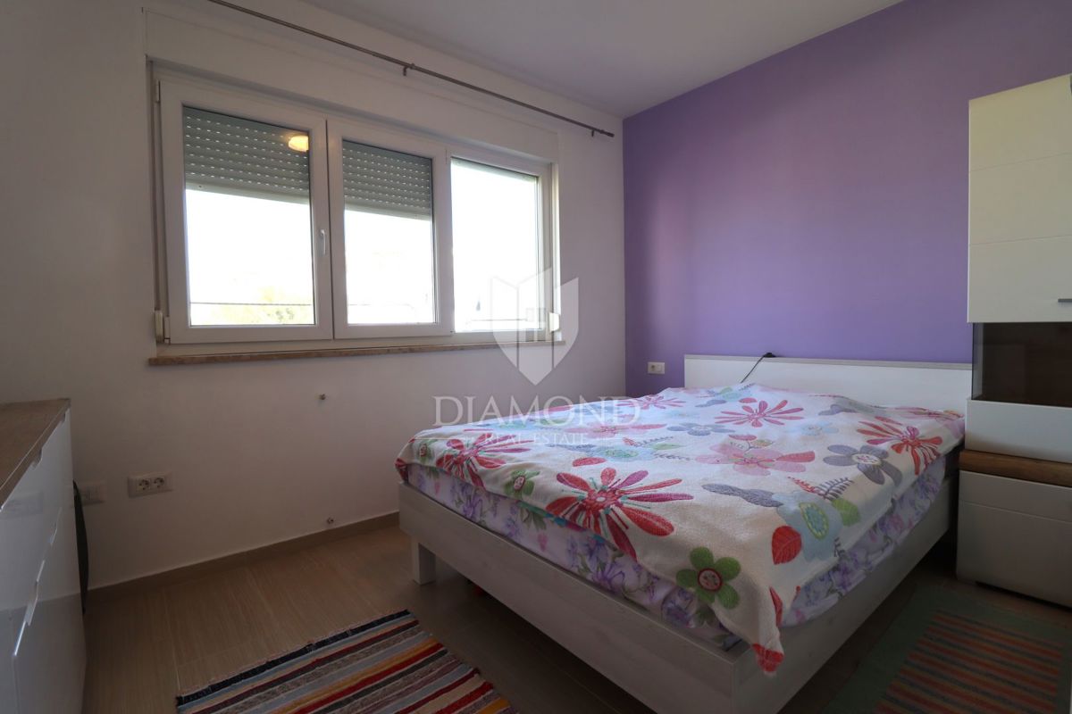 Nuova costruzione! Appartamento trilocale al piano terra con ampio giardino e parcheggio. A 1 km dal mare, nel centro del paese.