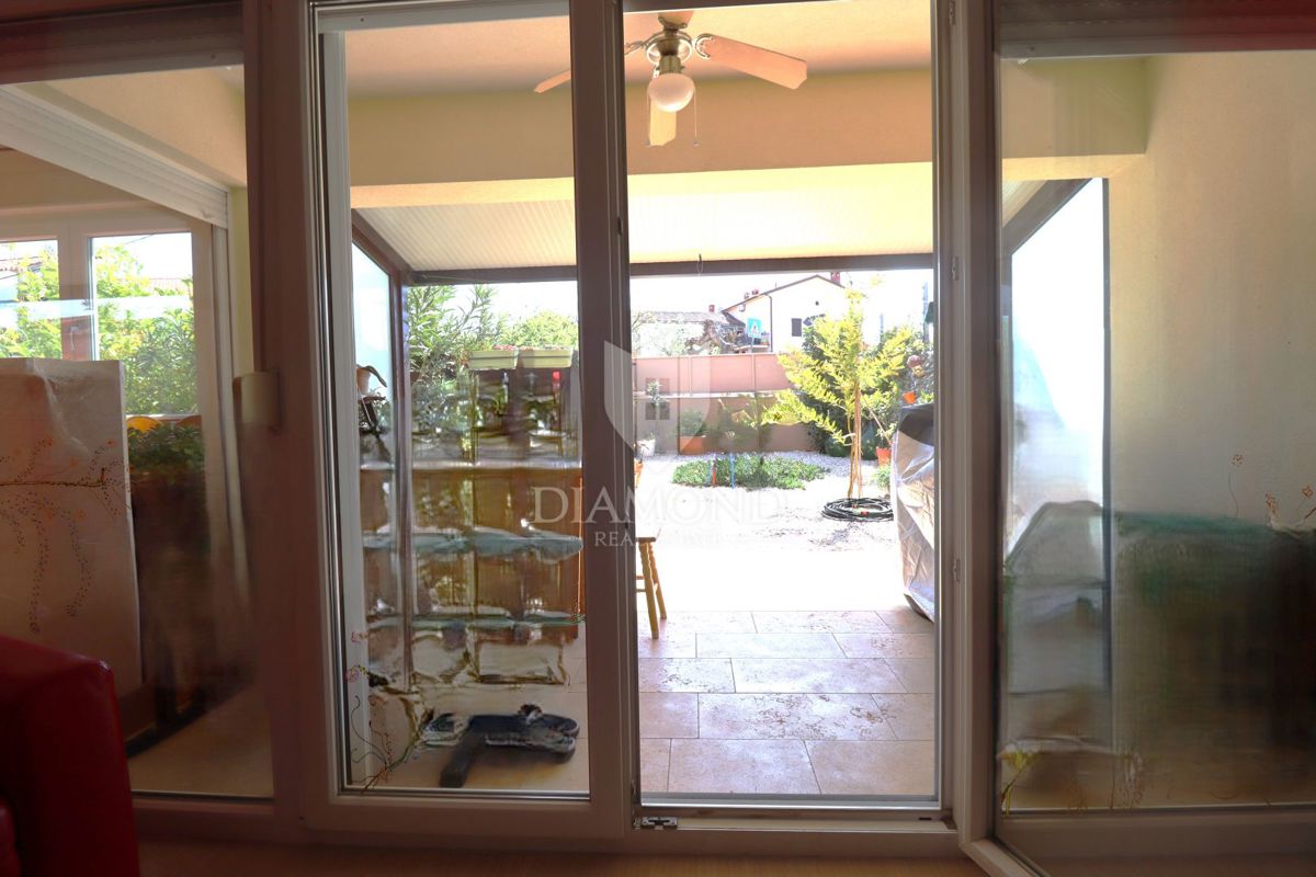 Nuova costruzione! Appartamento trilocale al piano terra con ampio giardino e parcheggio. A 1 km dal mare, nel centro del paese.