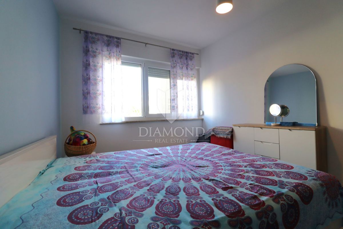 Nuova costruzione! Appartamento trilocale al piano terra con ampio giardino e parcheggio. A 1 km dal mare, nel centro del paese.