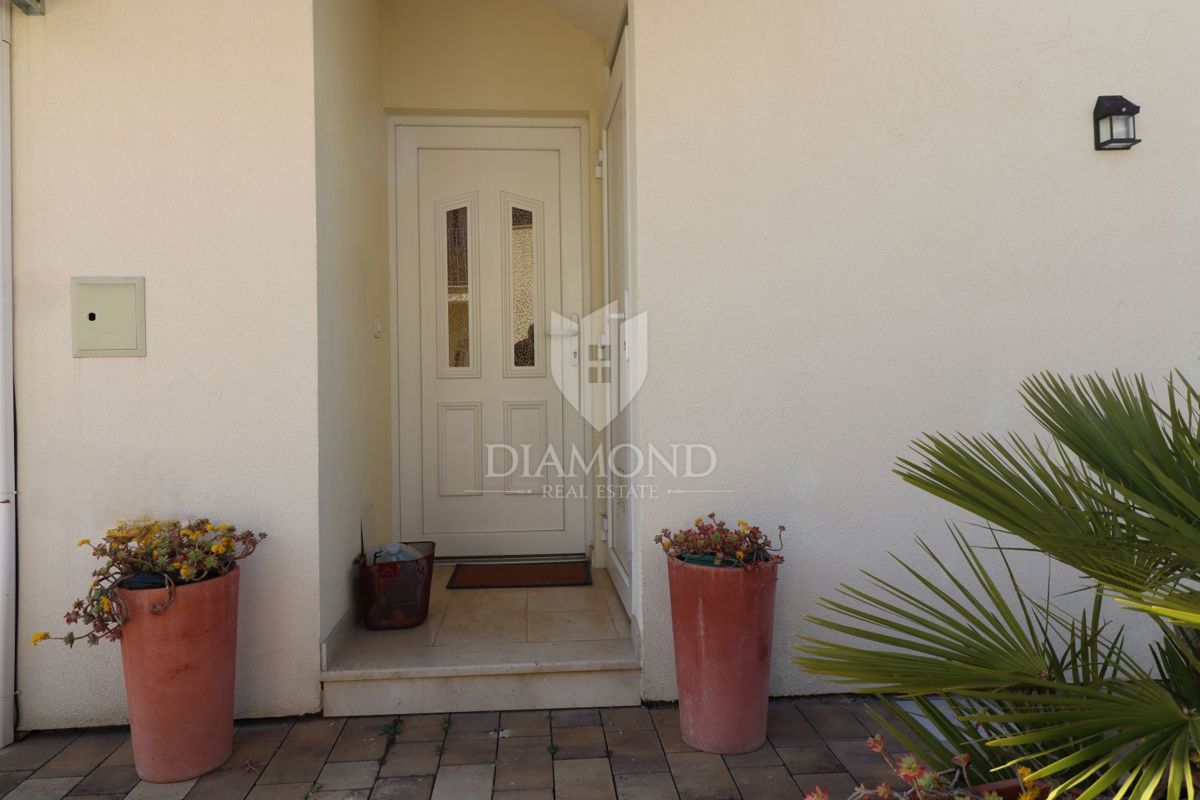 Nuova costruzione! Appartamento trilocale al piano terra con ampio giardino e parcheggio. A 1 km dal mare, nel centro del paese.